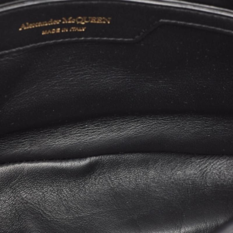 Alexander McQueen Borsa a tracolla piccola in pelle nera The Seal in vendita 5