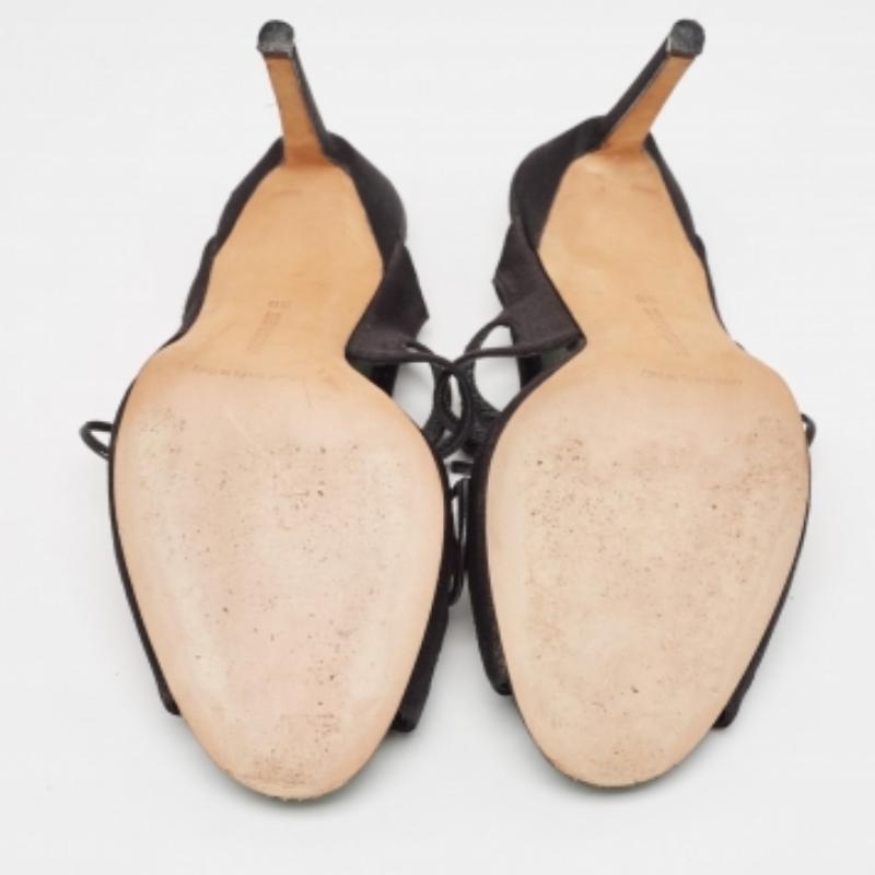 Manolo Blahnik Sandalias negras de satén con recorte talla 39 en venta 3