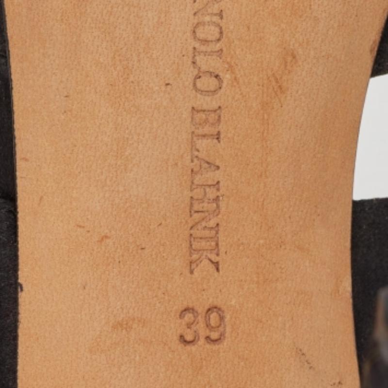 Manolo Blahnik Sandalias negras de satén con recorte talla 39 en Bueno estado para la venta en Dubai, Al Qouz 2