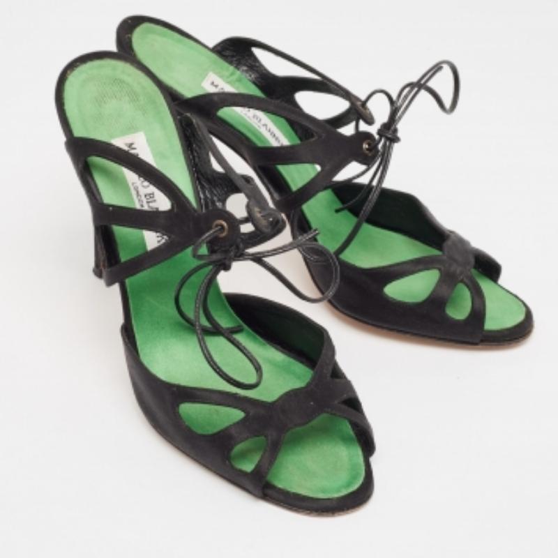 De las mujeres Manolo Blahnik Sandalias negras de satén con recorte talla 39 en venta