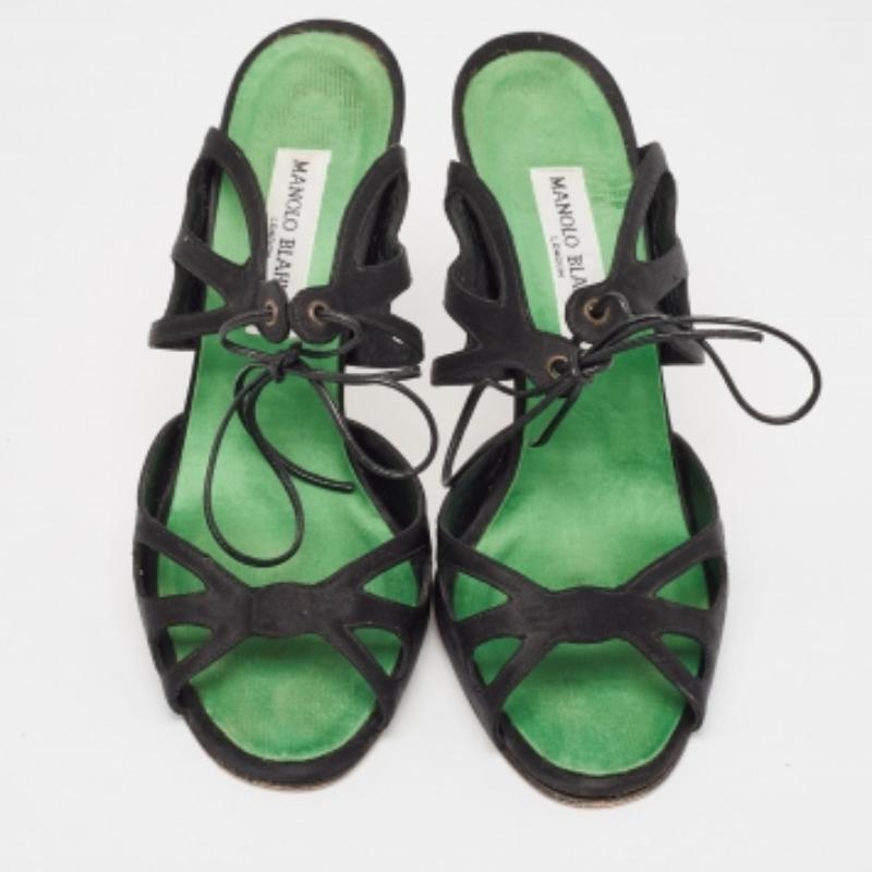Manolo Blahnik Sandalias negras de satén con recorte talla 39 en venta 1