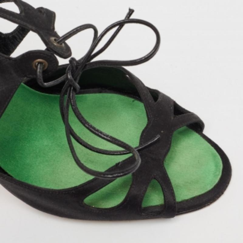 Manolo Blahnik Sandalias negras de satén con recorte talla 39 en venta 4