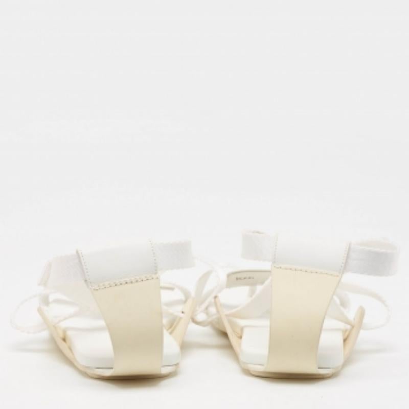 Hermes Sandales plates à brides en cuir et tissu blanc Taille 38.5 Pour femmes en vente