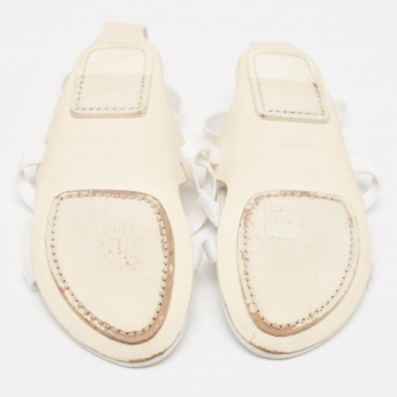 Hermes Sandales plates à brides en cuir et tissu blanc Taille 38.5 Bon état - En vente à Dubai, Al Qouz 2