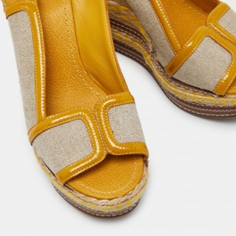 Complétez votre tenue avec ces chaussures Tory Burch authentiques. Intemporelles et élégantes, elles bénéficient d'une construction étonnante pour une qualité durable et une tenue confortable.
