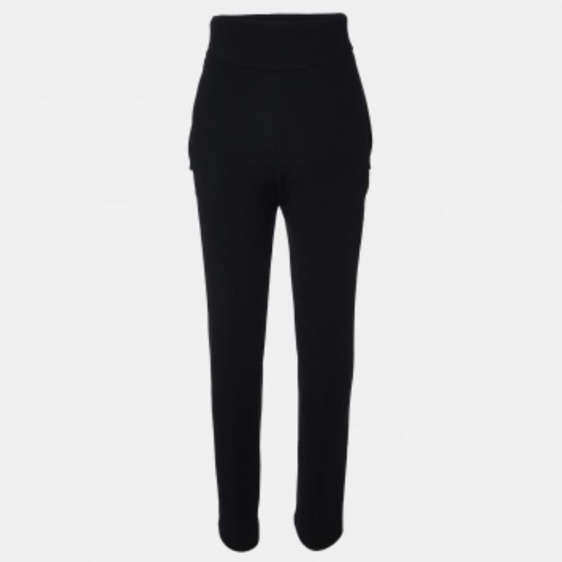 Valorizza il tuo abbigliamento formale con questo paio di pantaloni Balenciaga. Progettati con una silhouette e una vestibilità superba, questo paio di pantaloni ti renderà sicuramente elegante.