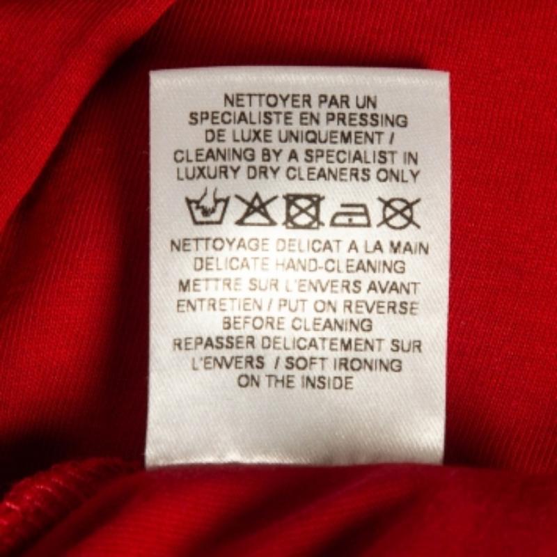 Che tu voglia uscire con gli amici o semplicemente rilassarti, questa t-shirt è un capo versatile che può essere abbinato in molti modi. È stato realizzato con un tessuto pregiato.