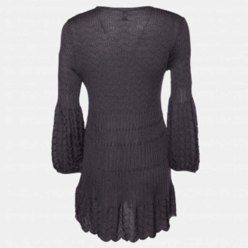 Zeigen Sie einen stilvollen Look, indem Sie dieses schöne Designerkleid tragen. Dieses Kleid ist aus feinem Stoff geschneidert und hat eine schicke Silhouette, die den Körper umspielt. Stylen Sie die Kreation mit schicken Accessoires und Pumps.