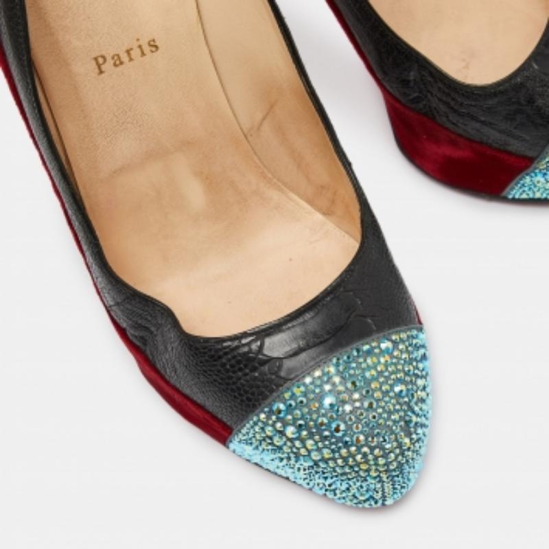 Queste décolleté di Christian Louboutin sono destinate ad essere una scelta amata. Splendidamente realizzate e bilanciate su tacchi eleganti, le décolleté solleveranno i tuoi piedi con una silhouette mozzafiato.