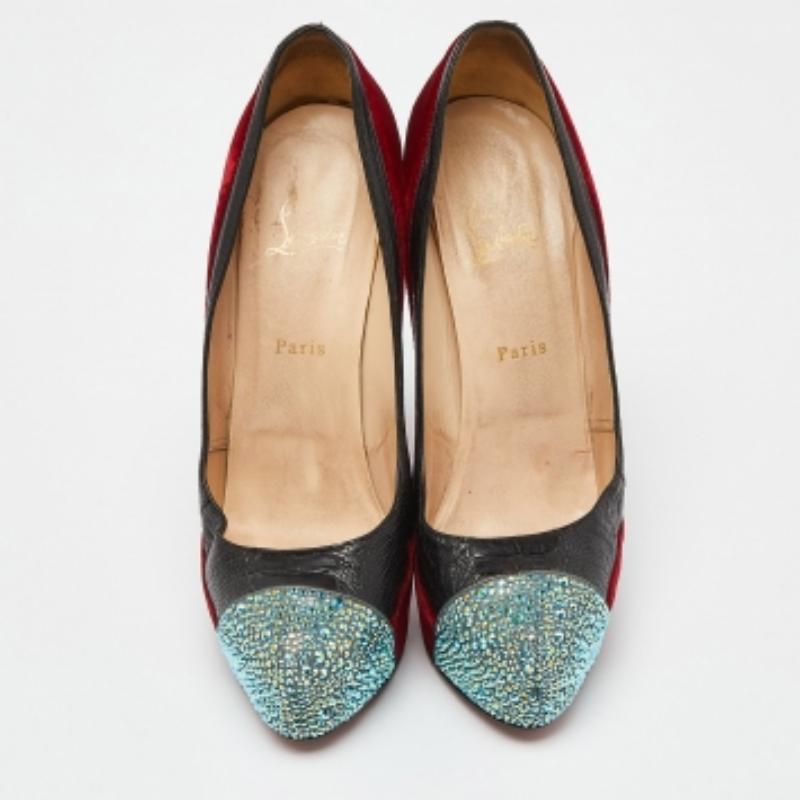 Christian Louboutin Pumps Calypso in velluto nero e strass di zampa di struzzo misura 41,5 In condizioni discrete in vendita a Dubai, Al Qouz 2
