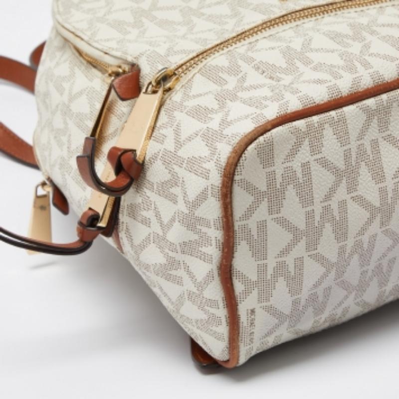 Marrone Michael Kors Zaino medio Rhea in tela rivestita e pelle, colore bianco/marrone in vendita