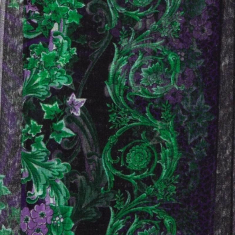 Classe e stile sono alcune delle parole che ci vengono in mente quando diamo un'occhiata alla stola. Il marchio ti propone questa creazione versatile realizzata con materiali di lusso che potrai abbinare a molti outfit.