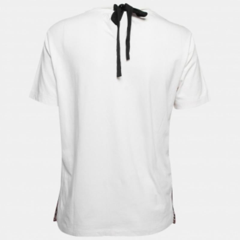 Egal, ob Sie mit Freunden ausgehen oder einfach nur faulenzen wollen, dieses T-Shirt ist vielseitig einsetzbar und lässt sich auf viele Arten stylen. Es wurde aus feinem Stoff hergestellt.