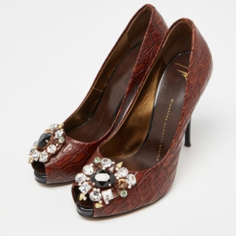 Giuseppe Zanotti Bombas de punta de piel de cocodrilo marrón con adornos de cristal talla 37 en Bueno estado para la venta en Dubai, Al Qouz 2