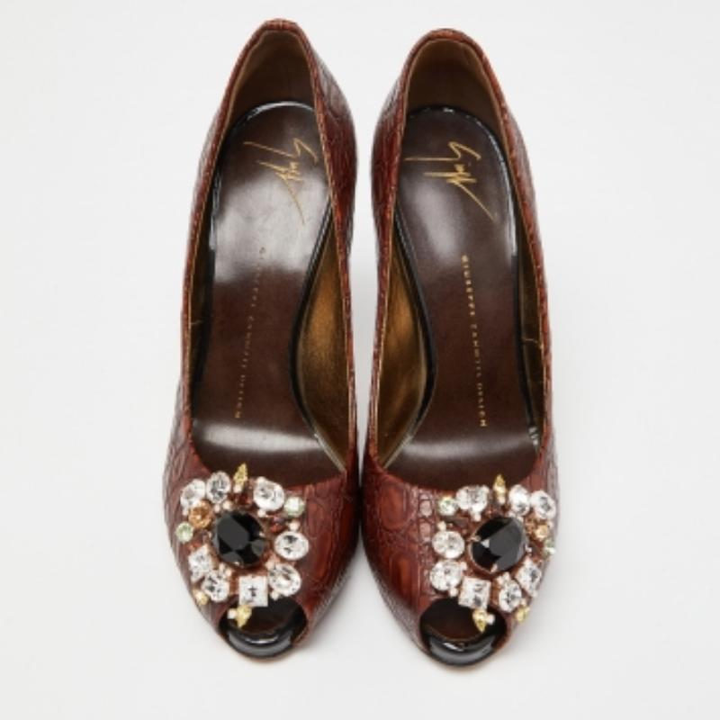 De las mujeres Giuseppe Zanotti Bombas de punta de piel de cocodrilo marrón con adornos de cristal talla 37 en venta