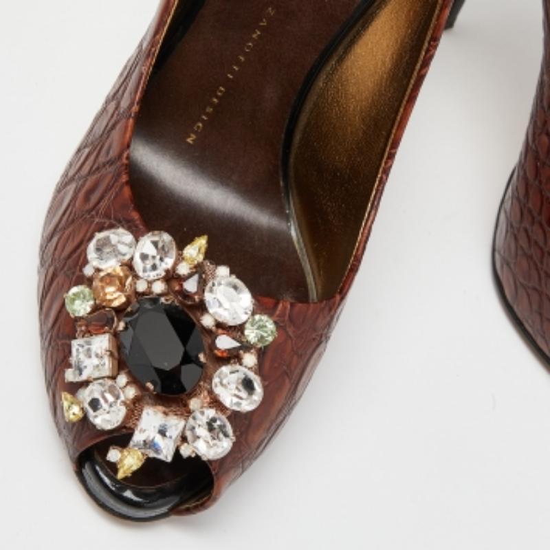 Giuseppe Zanotti Bombas de punta de piel de cocodrilo marrón con adornos de cristal talla 37 en venta 1