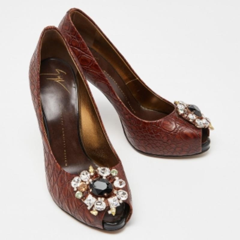 Giuseppe Zanotti Bombas de punta de piel de cocodrilo marrón con adornos de cristal talla 37 en venta 2