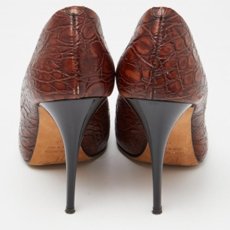 Giuseppe Zanotti Bombas de punta de piel de cocodrilo marrón con adornos de cristal talla 37 en venta 3