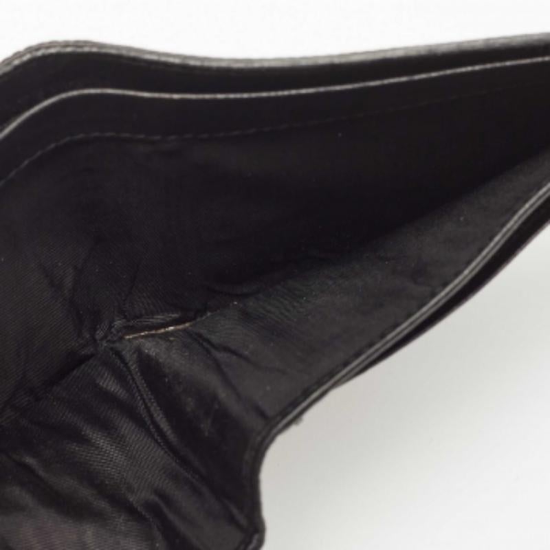 Noir Portefeuille bifold en lézard noir de Prada en vente