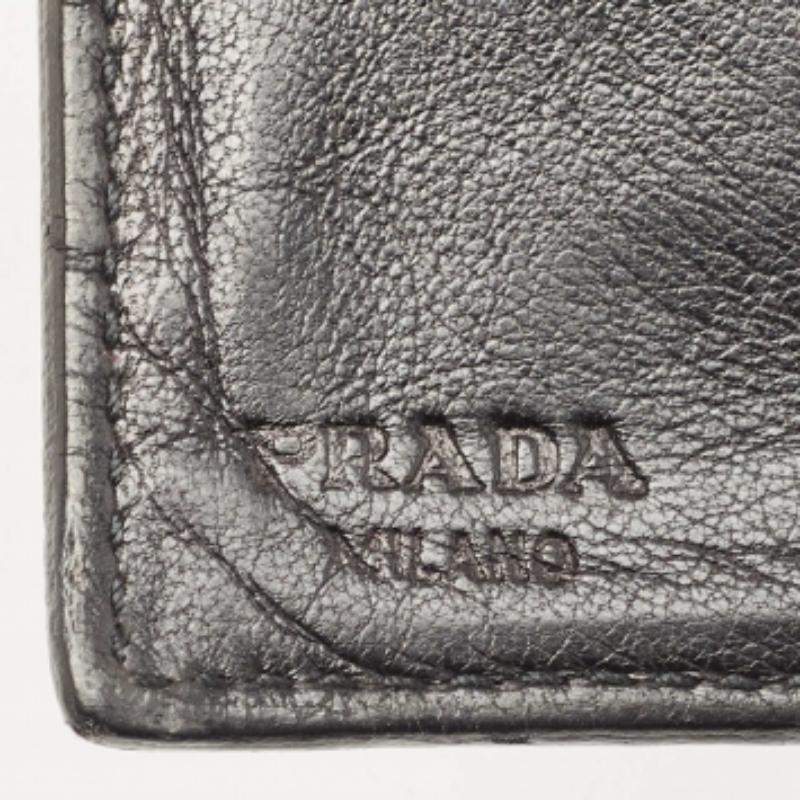 Portefeuille bifold en lézard noir de Prada Pour hommes en vente
