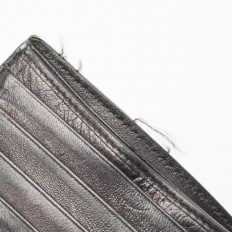 Portefeuille bifold en lézard noir de Prada État moyen - En vente à Dubai, Al Qouz 2