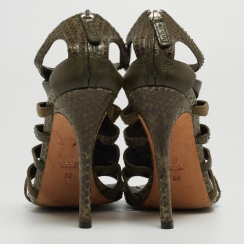 Sandales à lanières en python et daim de Gucci, vertes, taille 38 Bon état - En vente à Dubai, Al Qouz 2
