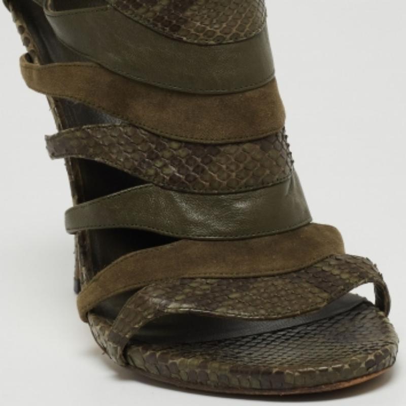 Sandales à lanières en python et daim de Gucci, vertes, taille 38 Pour femmes en vente