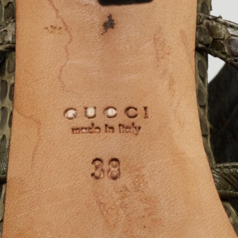 Ces sandales sont chics et construites avec soin pour un ajustement parfait. Fabriquées à partir de matériaux de qualité, elles sont durables, faciles à coiffer et fabuleuses, avec des intérieurs confortables, un design artistique et des tiges