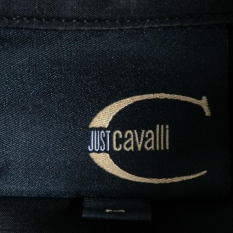 Las camisas son una parte indispensable de un armario, así que esta marca te trae una creación tan versátil como elegante. Se ha confeccionado con material de calidad en un tono versátil. La camiseta está detallada con elementos de la firma y un
