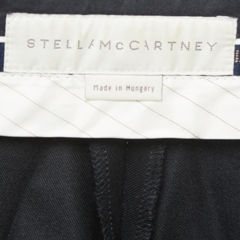 Valorizza il tuo abbigliamento formale con questo paio di pantaloni di Stella McCartney. Progettati con una silhouette e una vestibilità superba, questo paio di pantaloni ti renderà sicuramente elegante.