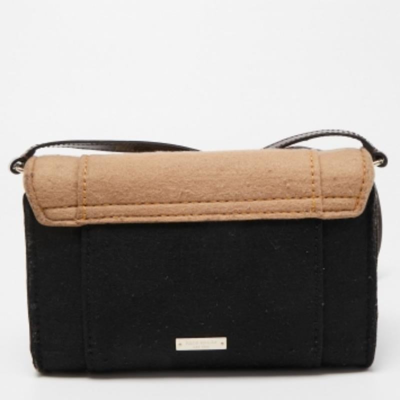 Esprimi il tuo stile personale con questa borsa crossbody di alta gamma. Realizzato con materiali di qualità, è stato arricchito con dettagli raffinati ed è perfettamente rifinito. L'abitacolo è ben spazioso.