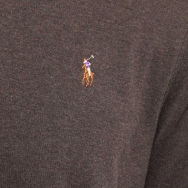 Tanto si quieres salir en salidas informales con amigos como si simplemente quieres holgazanear, esta camiseta es una prenda versátil y se puede peinar de muchas maneras. Se ha confeccionado con un tejido fino.