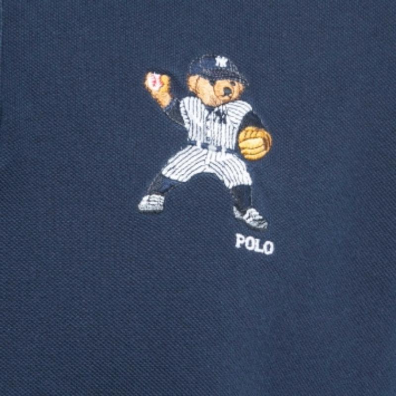 Le magliette polo sono sempre state un classico per chiunque. Questa versione è realizzata su misura utilizzando i migliori tessuti per una vestibilità confortevole. Completa il tuo look casual con un paio di pantaloncini e scarpe da ginnastica.