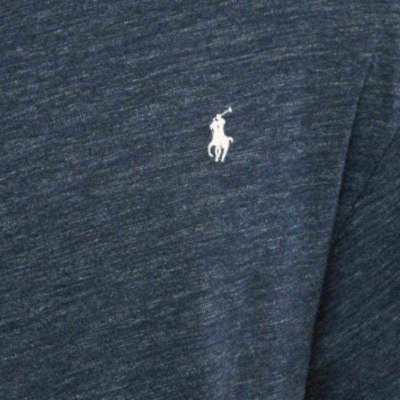 Eleva tu estilo diario con esta camiseta meticulosamente elaborada por Polo Ralph Lauren. La confección impecable garantiza un ajuste perfecto, mientras que el tejido transpirable ofrece una comodidad inigualable. La creación fusiona a la perfección