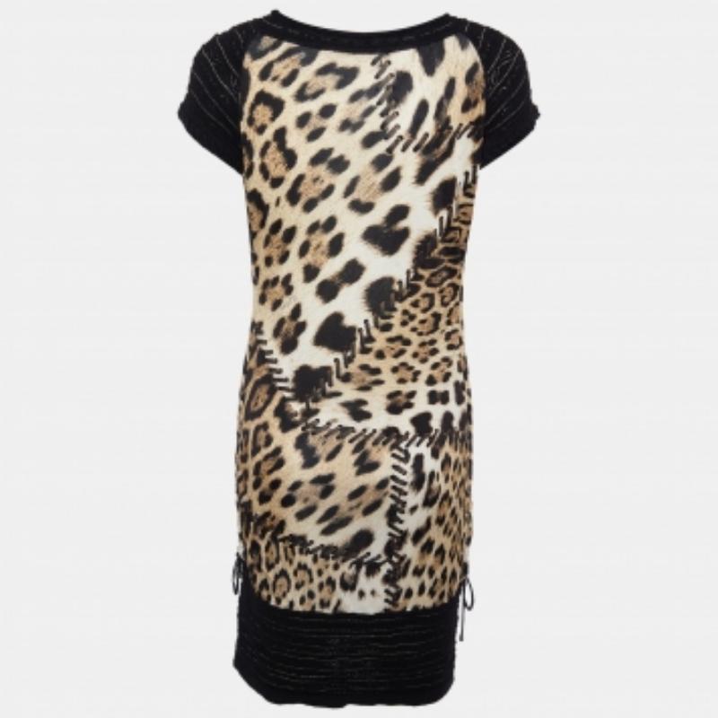Cette robe Roberto Cavalli est un vêtement chic et stylé qui respire l'élégance et la sophistication. Avec son design élégant, sa silhouette flatteuse et sa confection de haute qualité, cette robe est parfaite pour toute occasion spéciale ou soirée,