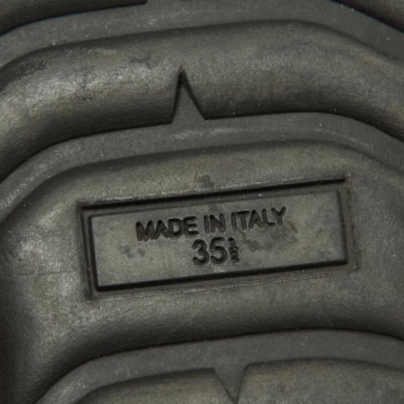 Cette paire confortable est votre premier choix lorsque vous partez pour une longue journée. Ces chaussures Giuseppe Zanotti sont dotées d'une empeigne bien cousue et d'une semelle durable.