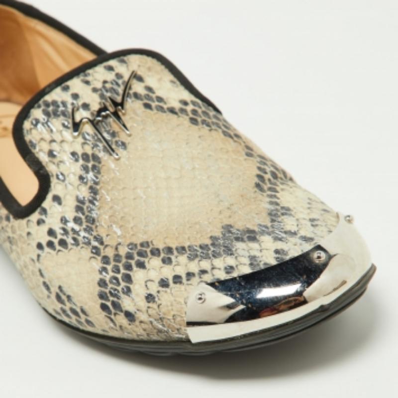 Giuseppe Zanotti Chaussons de smoking en cuir embossé python bicolore Taille 35.5 Bon état - En vente à Dubai, Al Qouz 2