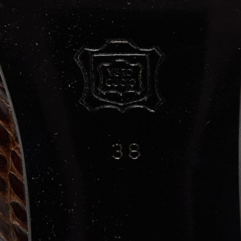 Affichez un style élégant avec cette paire d'escarpins. Ces chaussures élégantes sont fabriquées à partir de matériaux de qualité. Ils sont posés sur des semelles durables et des talons élégants.