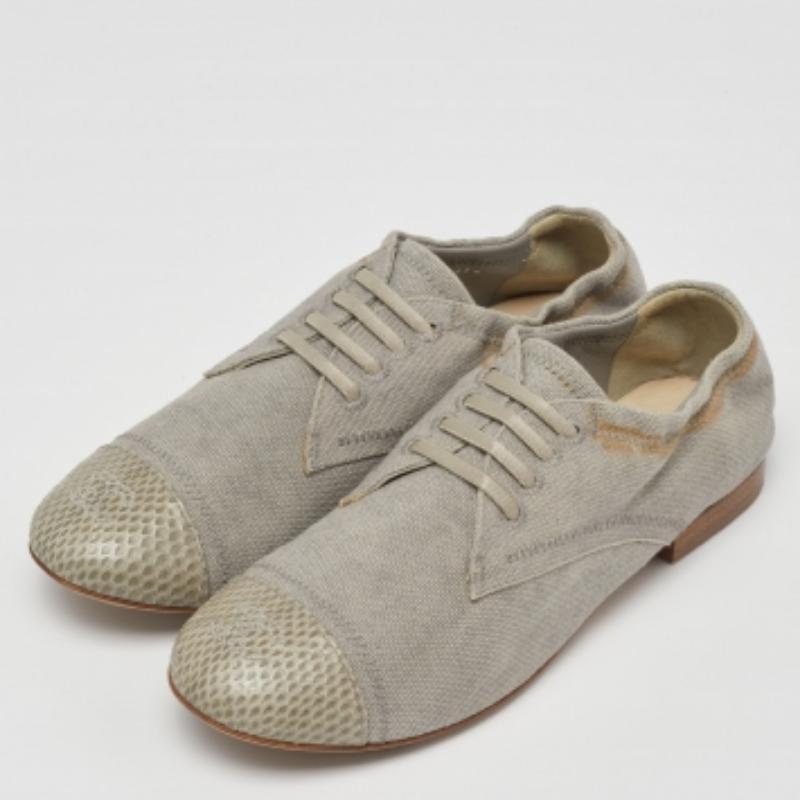 Eleva il tuo look aggiungendo queste scarpe eleganti al tuo ensemble. Sono un pezzo forte per valorizzare i tuoi outfit quotidiani o da indossare nelle occasioni speciali.