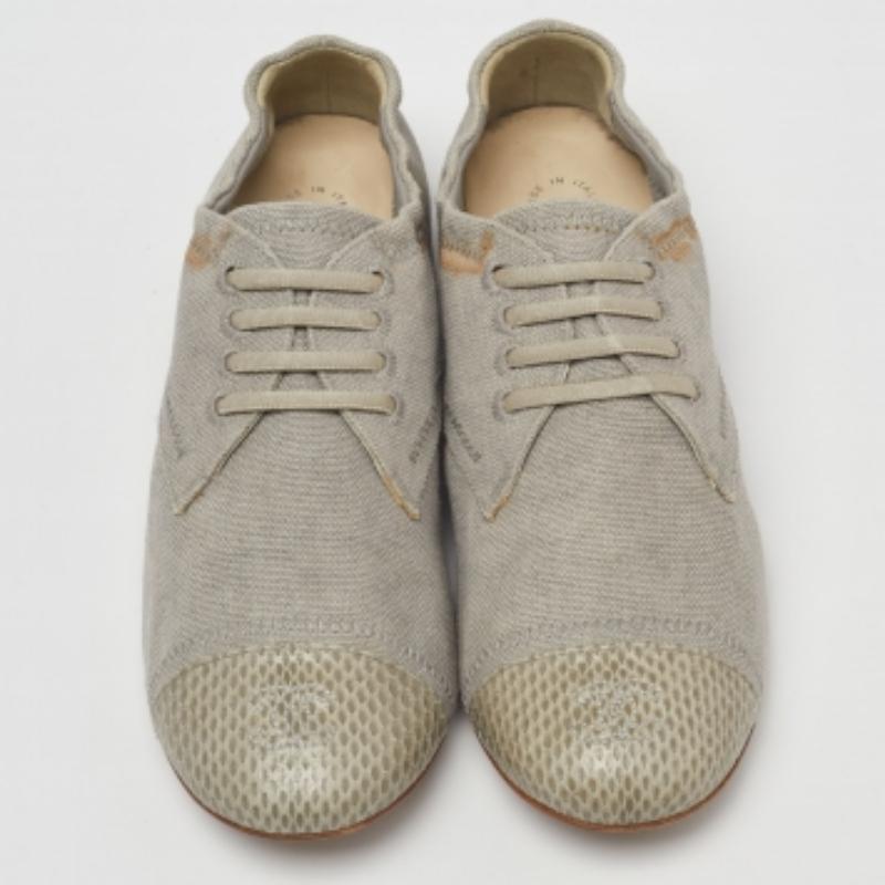 Grigio Chanel, tela grigia e pelle di serpente CAP Toe Slip On Derby Taglia 36 in vendita