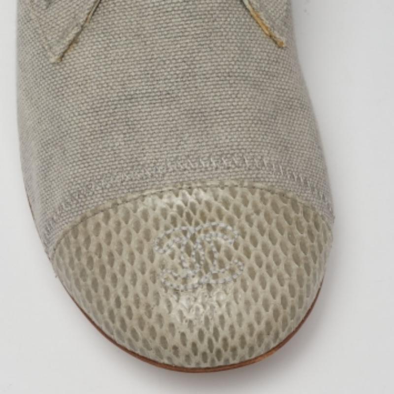 Chanel, tela grigia e pelle di serpente CAP Toe Slip On Derby Taglia 36 In condizioni buone in vendita a Dubai, Al Qouz 2