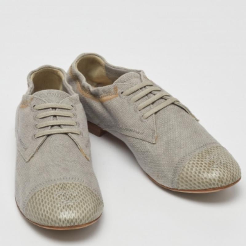 Donna Chanel, tela grigia e pelle di serpente CAP Toe Slip On Derby Taglia 36 in vendita