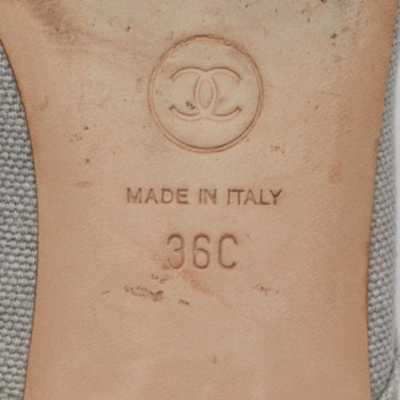 Chanel, tela grigia e pelle di serpente CAP Toe Slip On Derby Taglia 36 in vendita 3
