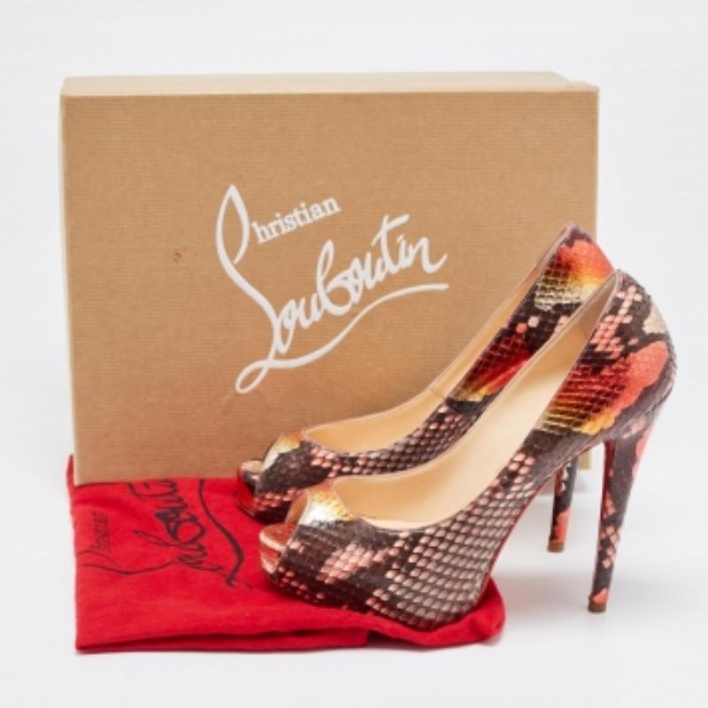 Des arcs courbes, un attrait féminin et une structure bien construite définissent cet ensemble d'escarpins design. Dotées de semelles intérieures confortables et de talons élégants, associez-les à vos tenues préférées.