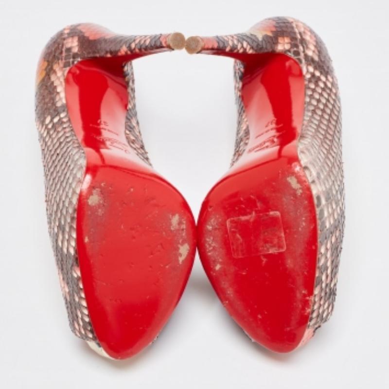 Christian Louboutin Python Leather Very Prive Peep Toe Platform Pumps Size 37 Bon état - En vente à Dubai, Al Qouz 2