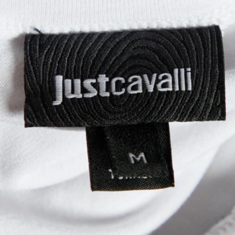 Il top Just Cavalli è un capo da donna vivace ed elegante. Presenta un'accattivante stampa multicolore con disegni intricati ed è realizzata in tessuto a maglia di alta qualità. Il design a tunica offre una vestibilità rilassata, rendendola perfetta