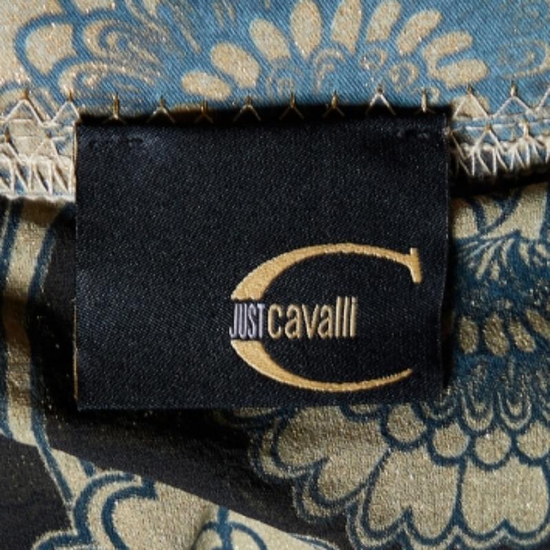 La tunica Just Cavalli è un capo da donna elegante caratterizzato da un tessuto di seta nero ornato da stampe intricate. Questa tunica elegante ha una vestibilità rilassata e una silhouette perfetta per le occasioni formali e casual.