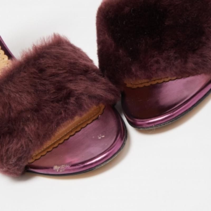 Charlotte Olympia - Sandales à lanières tricolores en fourrure et paillettes Caress Me - Taille 41 en vente 1