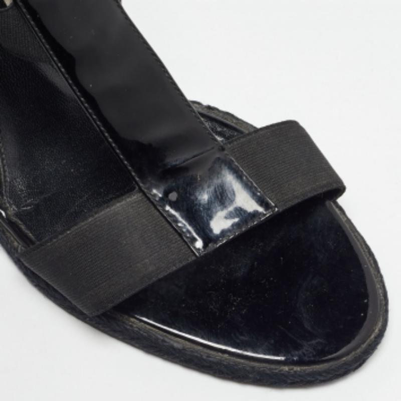 These sandals will offer you both luxury and comfort. Made from quality materials, they come in a versatile shade and are equipped with comfortable insoles.