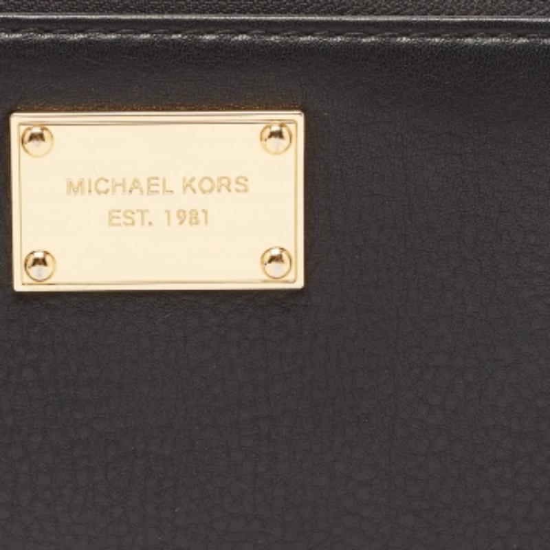 Cartera Jet Set de piel negra con cremallera Michael Kors en Bueno estado para la venta en Dubai, Al Qouz 2